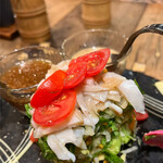 Tauchiya - たっぷりのお野菜アボカド、レタス、大根、ニンジン、トマトに、つぶ貝のコリコリ♪ お好みでついてきたドレッシング(ごま風味と中華風)をかけて♪ 
                      サラダ代わりにgood♪o(^o^)o