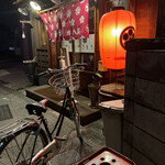 田内屋 - 喫煙スペースは外に。お店すぐ横に、駐車場も完備！