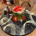 田内屋 - ◯つぶ貝とアボカドのシャンゼリーゼ¥680
      …『oh〜♪シャンゼリーゼ〜♪』と
      マスク越しの大将が歌いながら…運ばれてきた、
      美しいプレートのサラダ！！曲線はマヨネーズで♪