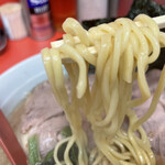 武蔵家 - 麺は中太縮れ麺です。