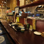 海鮮問屋 村上水産 鮮魚部 - 掘りごたつ風のカウンター席