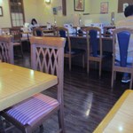 Katsushin - 店内はテーブル席が中心、ランチ時はどの店も行列の出来る激戦地ソラリアステージでしたが５時過ぎだったんでまだ席には余裕がありました。
       