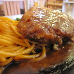 レストランえりか - 熱々の鉄板に乗せられたメンチカツとデミグラスソースがジュ～ジュ～と。


