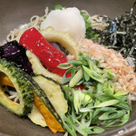 Yuukari Sou - 素揚げ夏野菜のおろしぶっかけ蕎麦（1430円）