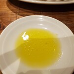 餃子とスパークリング バブルス - オリーブオイル&塩