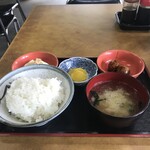 はらぺこ食堂 - とんかつ定食のごはん、味噌汁、小鉢