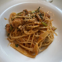 アマルフィイ・モデルナ - 豚バラ肉とサルシッチャのトマト煮込みスパゲッティ