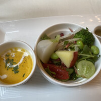 アマルフィイ・モデルナ - 栗カボチャのポタージュ と8種類の季節野菜とフルーツのサラダ