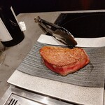 北海道焼肉 北うし - 焼いたあと少し時間を置きます。