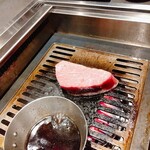 北海道焼肉 北うし - シャトーブリアン焼いて頂きます。