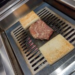 北海道焼肉 北うし - フィレがパンと一緒に温められます。