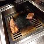 北海道焼肉 北うし - 和牛イチボ焼いて頂きます。