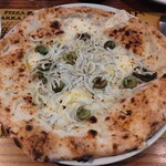 Pizzeria Bakka M'unica - しらすとグリーンオリーブ