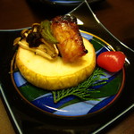 法師温泉 長寿館 - 鯰(なまず)の味噌焼き　輪切りの林檎の上に盛りつけられています。　鯰は淡泊で上品な味噌味が効いていて美味