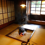 法師温泉 長寿館 - 玄関横の囲炉裏　一年中パチパチと音をたてている