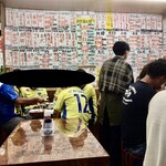 永楽食堂 - 壁面の日本酒のラインナップの多さ！