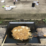 島の湯食堂 - コレが無きゃぁ〜正しい日本のBBQにはならん！！！

鉄板で焼く、具は肉とキャベツだけのシンプルなソース焼そば❤️


