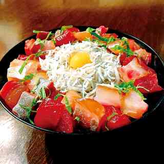 We are open on weekends and holidays too! Popular Seafood Bowl lunch & happy hour♪