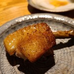 焼鳥 市松 - ⑦手羽先の薪焼【タレ】
            炭火と違い薪で焼くと身の水分を保った焼き上がりになるので、しっとりした焼き上がりに。
            味わいが濃く、肉汁もたっぷり溢れ出ます。