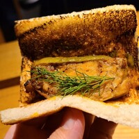焼鳥 市松 - ⑨パテ・ド・カンパーニュのホットサンド
                      比内地鶏の色んな部位のミンチを成形。
                      炭火で芳ばしく焼いてあり、スパイシーな仕上がり。
                      ピクルスのアクセントが良いですね。