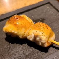 焼鳥 市松 - ②肩肉【塩】
                    やや強めな火入れ、歯応えもしっかり。
                    脂がありジューシー、旨みも濃厚。