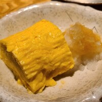 焼鳥 市松 - ⑮比内地鶏の卵で作る出汁巻き玉子、大根おろしポン酢掛け【追加】
                    フワッフワな焼き加減、玉子の味が濃い。
                    大根おろしポン酢掛けとの組み合わせも◎。