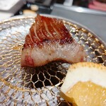 北海道焼肉 北うし - 2カット目は橙を絞って。