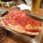 大阪焼肉・ホルモン ふたご - 名物黒毛和牛のはみ出るカルビ