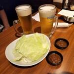 旨唐揚げと居酒メシ ミライザカ - 初手の生ビールの付だしはキャベツ