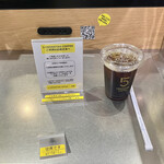 5 CROSSTIES COFFEE - アイスコーヒーR340円、手前の札を立てると席を確保できるスタバ方式