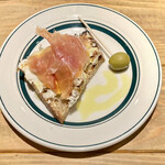 BARU 竹末 - お通し(400円)：生ハムとクリームチーズのタルティーヌ