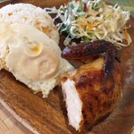 Amie's Rotisserie Chicken - チキシロッグ　（チキンとガーリックライスと目玉焼き）