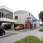 田中屋本店 - 信濃川左岸沿いの道に面しています