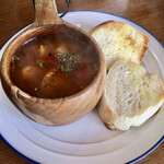 スープホリック - チョリソーと蕎麦の実とパプリカのスープ、バゲット