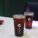 ビッグエコー - ドリンク写真:アイスコーヒーとアイスティー