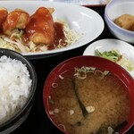 ぐるめ食堂 - 日替わりランチの鶏天チリソース定食!