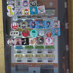 中華そば いづる - 券売機（扉閉）　なんだかこういうシールを張りまくっている店って結構ありますね