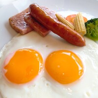SAKURA - フライドエッグをチョイス。スタッフは皆さん日本風にフライエッグと呼んでいた