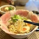 醤油らーめん ピース - ちぢれ麺