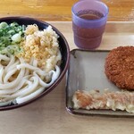 讃岐うどん　おおまえ - かけうどん(中 2玉)、メンチカツ、ちくわ天(ハーフ)