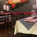 馬刺しと焼き鳥 グルマン三年坂 - テーブル席