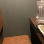 馬刺しと焼き鳥 グルマン三年坂 - L字カウンターの手前が個室風になっています