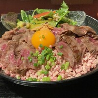 馬刺しと焼き鳥 グルマン三年坂 - 馬肉フレークの上にあか牛が乗ってます