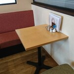 スタッカート - こちらのテーブル席に座りました(^^)v