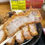 とんかつ 栄ちゃん - あつあつの一番右端。ここの脂身がいつも楽しみで仕方ない