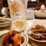 魚々鶏夜 - レモンサワーとお通し2種。どちらも美味しかったです！