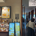 M＆C Cafe - 店頭。丸善の入ったビルの4階にあります。名前を
            
            記帳して待機です。