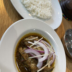 ヨダレカレー - ご飯は小盛りにしてピクルスを付けました