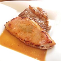 FINE DINING＆LOUNGE TORIKO - お代わりは8月16日～変更のポークロース肉のサルティンボッカ風とサーロインステーキおろしポン酢