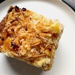 サンデーベイクショップ - パイナップルとバナナのココナッツスクエア